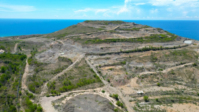 Dù chưa có giấp phép xây dựng, từ năm 2021, chủ đầu tư đã tự ý san ủi băm nát Hòn Rơm. Ảnh: Việt Quốc