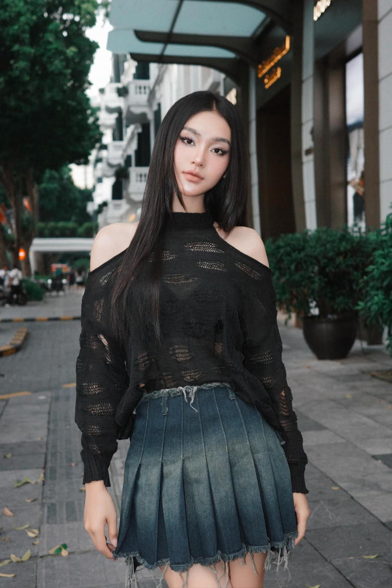 Nhan sắc ngoài đời của Cù Thị Trà được quan tâm hơn cả nhờ gu thời trang cá tính.