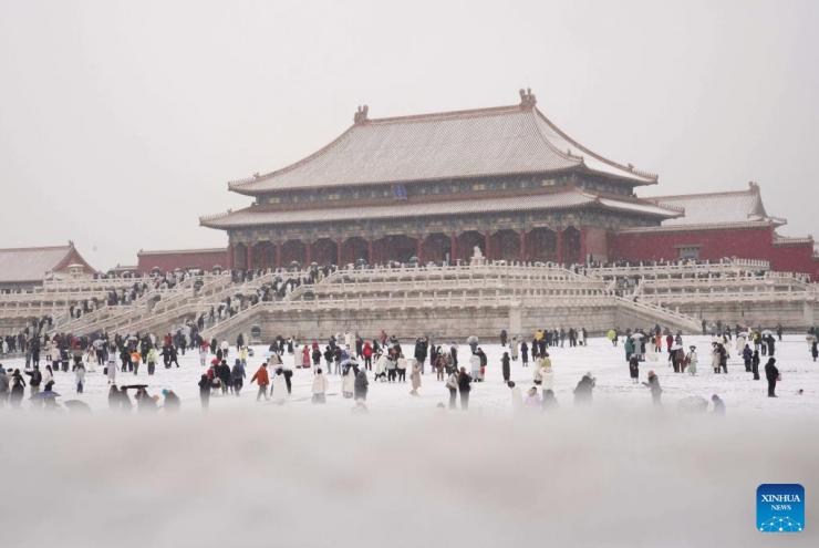 Khách đổ xô check in tuyết đầu mùa ở Bắc Kinh - 2