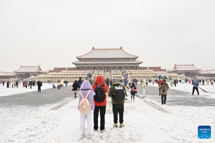 Khách đổ xô check in tuyết đầu mùa ở Bắc Kinh - 3