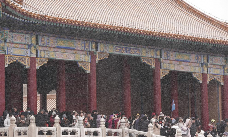 Khách đổ xô check in tuyết đầu mùa ở Bắc Kinh - 5