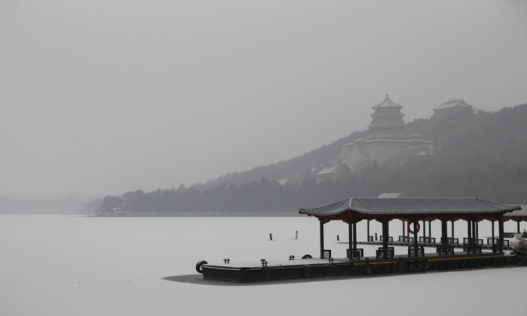 Khách đổ xô check in tuyết đầu mùa ở Bắc Kinh - 8