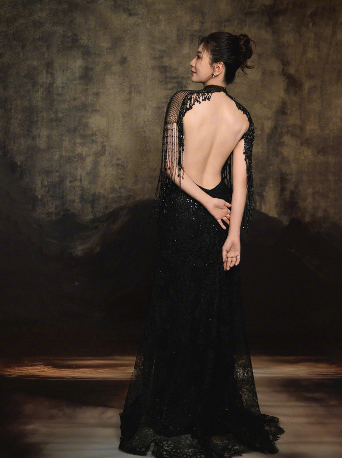 Giả Tịnh Văn tôn vóc dáng ngũ tuần. Ảnh: Sina