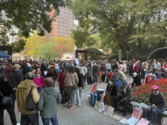 Tại chợ mai mối ở Thượng Hải, các bậc cha mẹ lớn tuổi trao đổi thông tin cho nhau về con của mình. Ảnh: CNA/Bong Xin Ying