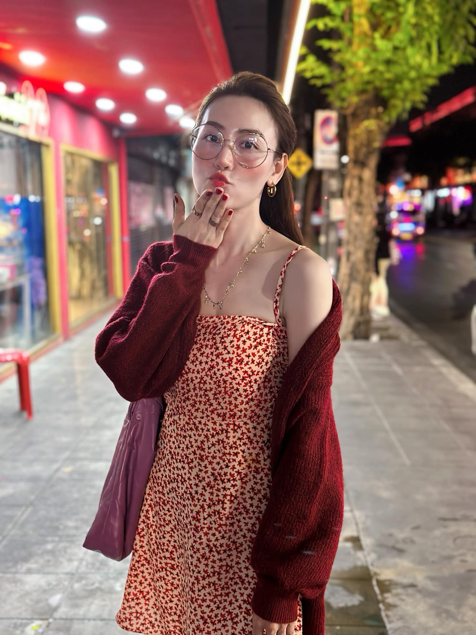 Thời trang của Ngân Khánh ở tuổi 40 hướng đến sự tối giản, gọn gàng và vừa vặn vóc dáng. Cô ưu tiên các thiết kế basic, gam màu trung tính, giúp tổng thể trẻ trung, năng động mà không cần chạy theo xu hướng cầu kỳ.