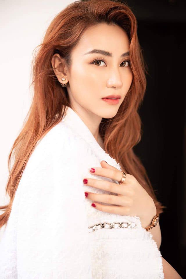 Sau nhiều năm rời xa showbiz, Ngân Khánh vẫn được nhắc đến như một gương mặt quen thuộc của màn ảnh Việt. Không còn hoạt động nghệ thuật sôi nổi, cô chọn lối sống kín tiếng nhưng vẫn luôn nhận được sự quan tâm từ người hâm mộ.