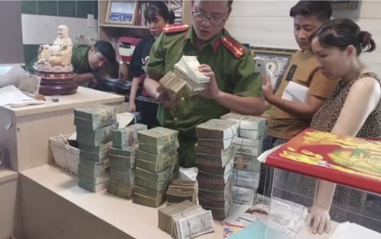 Thợ hồ, công nhân tham gia đường dây rửa tiền tại tiệm vàng lớn ở TPHCM 2 Thợ hồ, công nhân tham gia đường dây rửa tiền tại tiệm vàng lớn ở TPHCM - Ảnh 2.