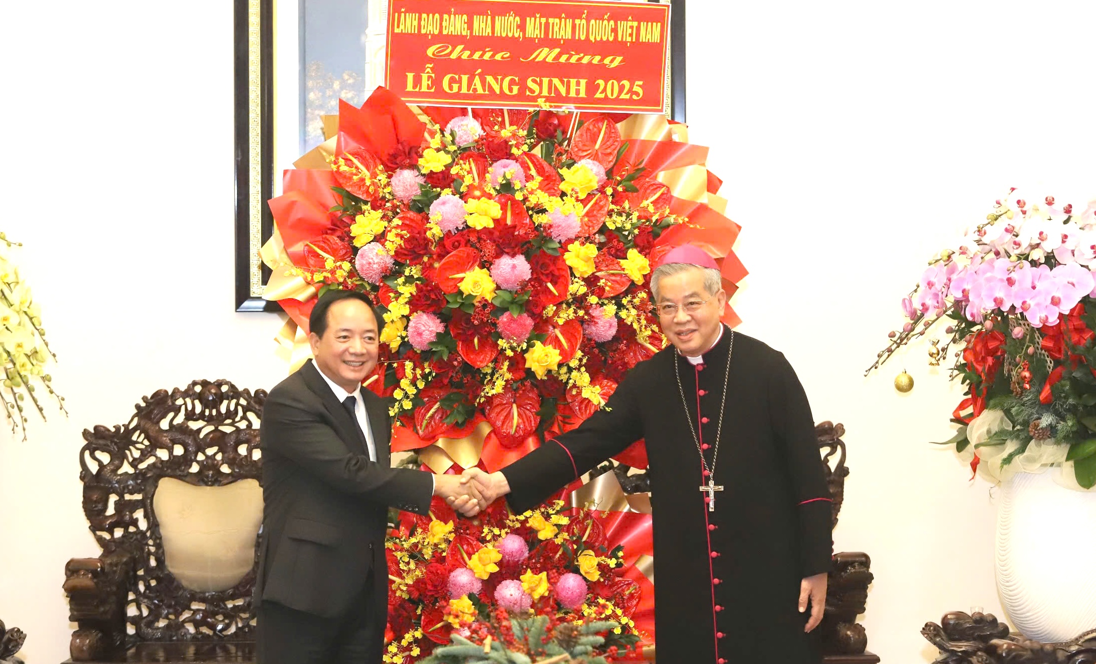 Trưởng Ban Tuyên giáo và Dân vận Trung ương thăm, chúc mừng Giáng sinh tại TPHCM - Ảnh 2.