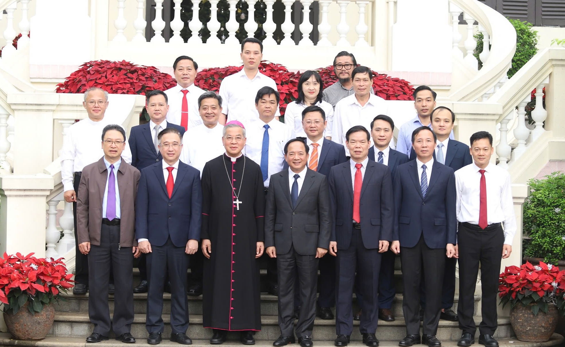 Trưởng Ban Tuyên giáo và Dân vận Trung ương thăm, chúc mừng Giáng sinh tại TPHCM - Ảnh 4.