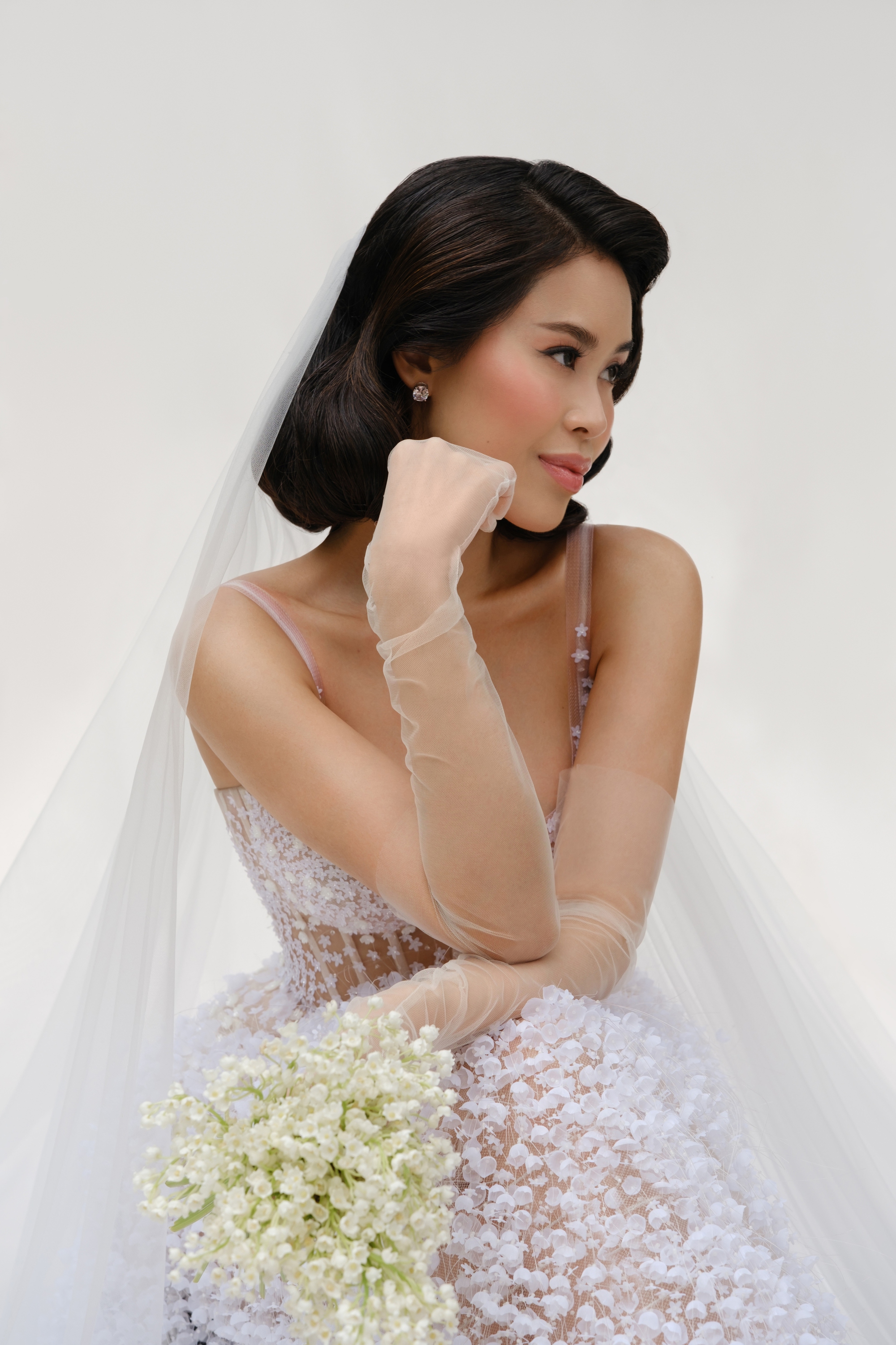 Cô dâu Tiên Nguyễn mặc váy cưới đính kết 15.000 bông hoa linh lan trên bìa tạp chí Elle danh tiếng- Ảnh 3.