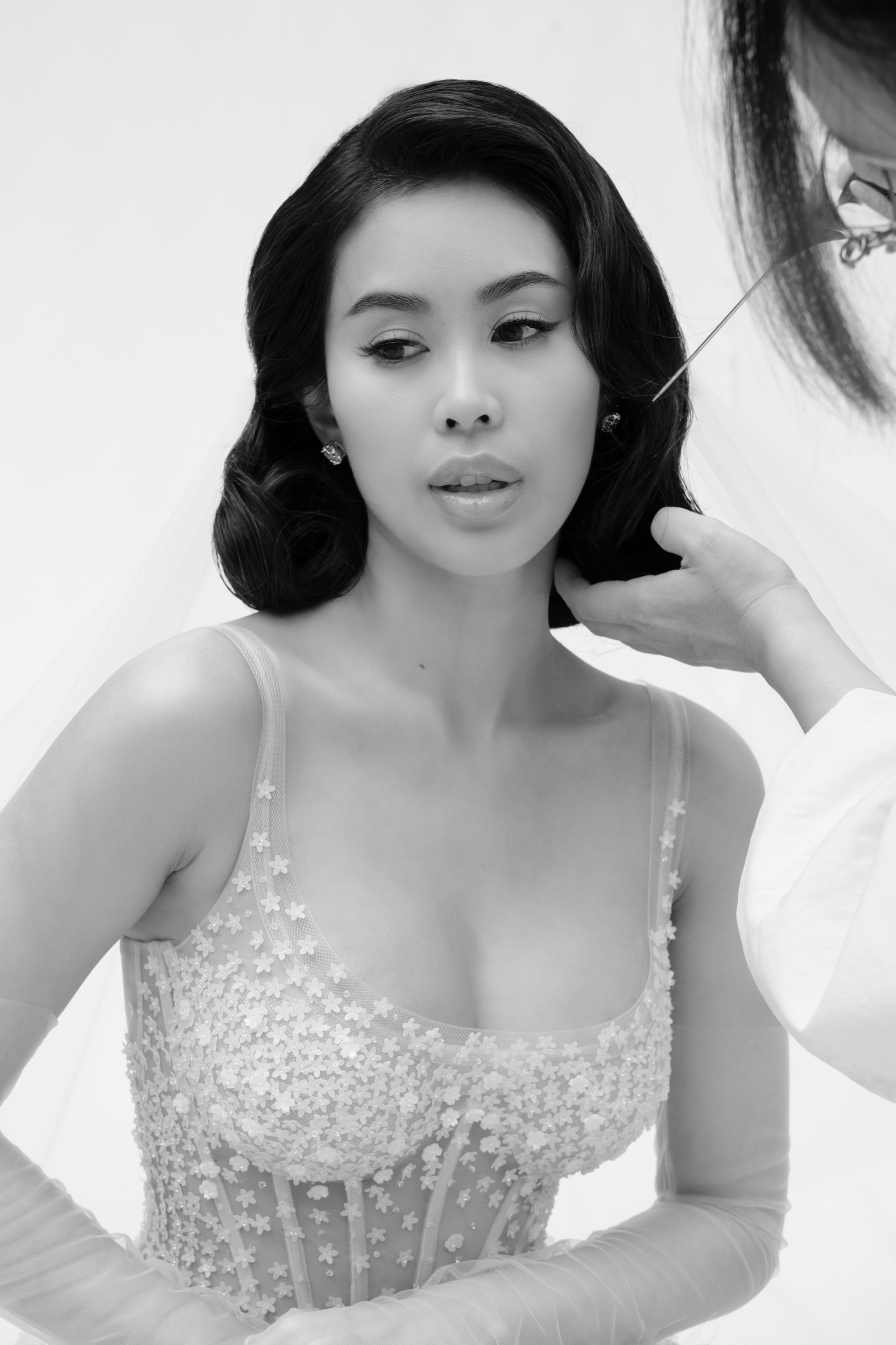 Cô dâu Tiên Nguyễn mặc váy cưới đính kết 15.000 bông hoa linh lan trên bìa tạp chí Elle danh tiếng- Ảnh 4.