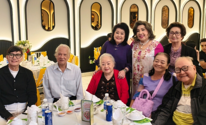 Dàn nghệ sĩ ngồi từ trái qua: Thanh Điền, vợ chồng Quốc Nhĩ - Thanh Nguyệt, vợ chồng Hoa Lan - Hùng Minh gặp lại Phượng Liên sau nhiều năm xa cách. Ảnh: Hoàng Kim