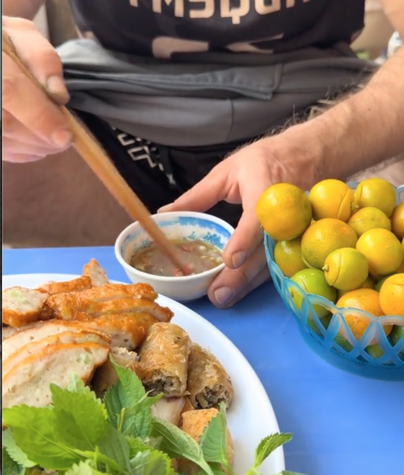 Khách Tây tự cười chính mình khi từng chê 1 món Việt nhưng sau đó lại Khách Tây tự cười chính mình khi từng chê 1 món Việt nhưng sau đó lại