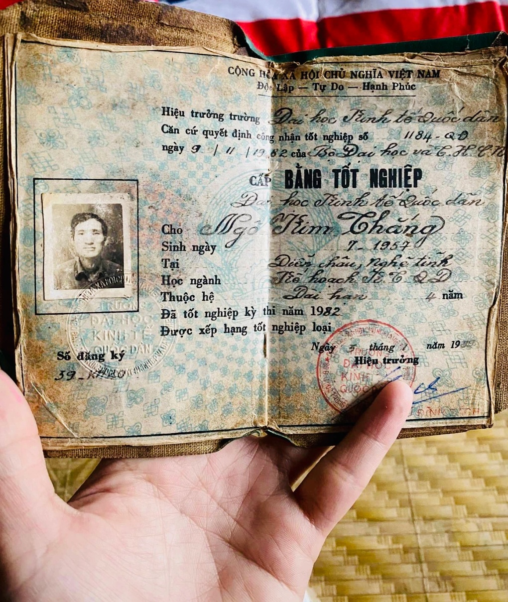 Con cháu khoe bằng đại học của cha ông, dân mạng muốn lao ngay đi học - 3
