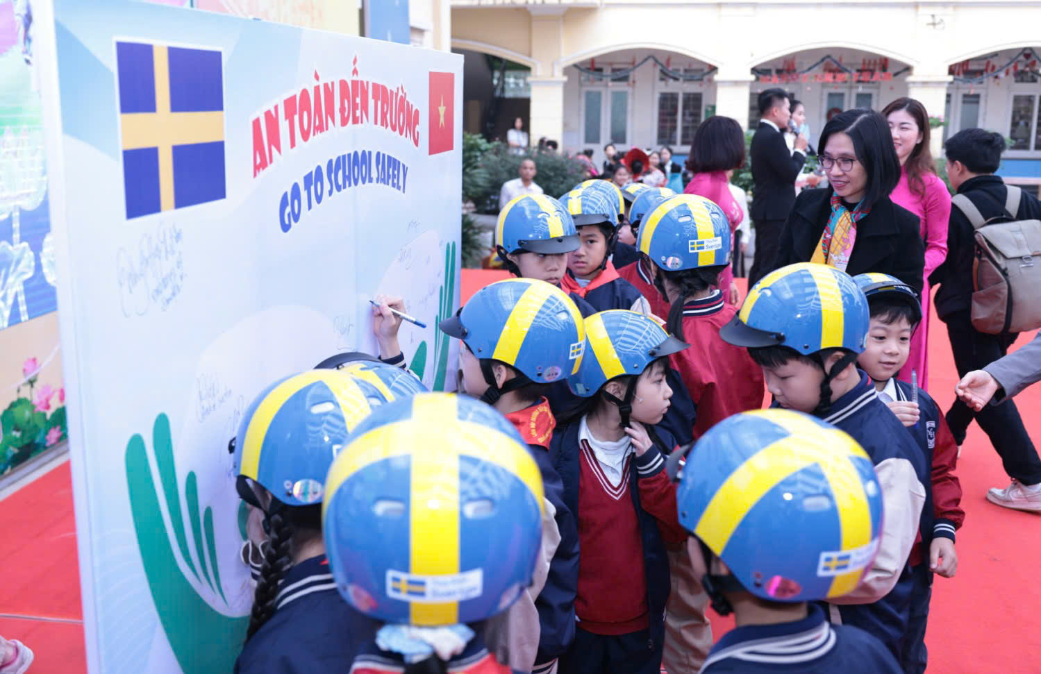 Thụy Điển trao 400 mũ bảo hiểm cho học sinh Hà Nội - Ảnh 3.