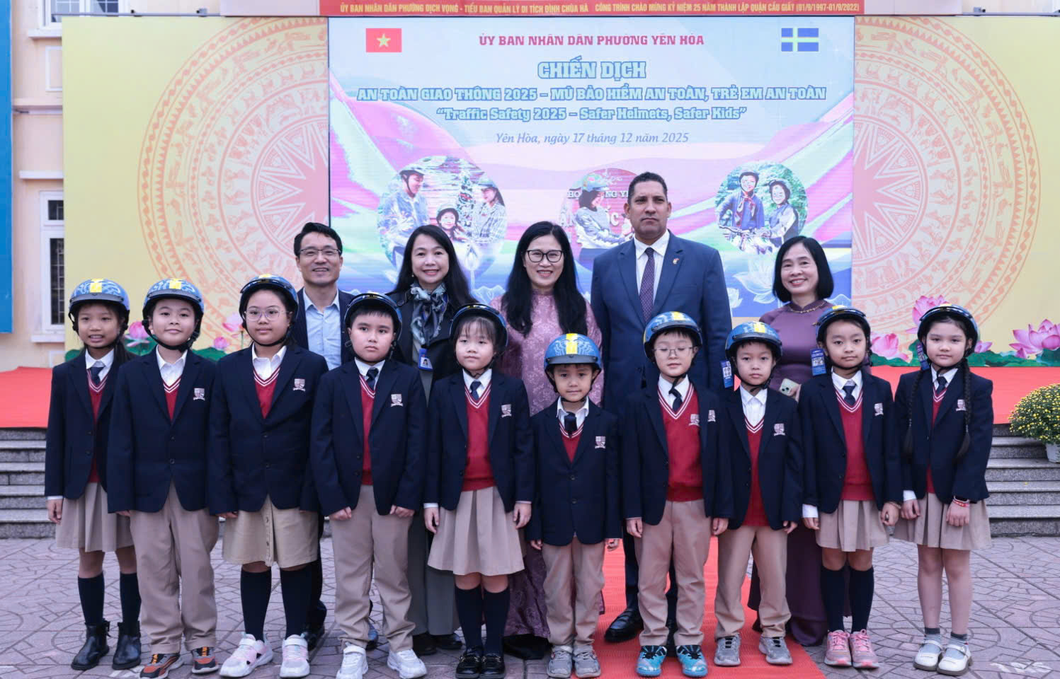 Thụy Điển trao 400 mũ bảo hiểm cho học sinh Hà Nội - Ảnh 4.