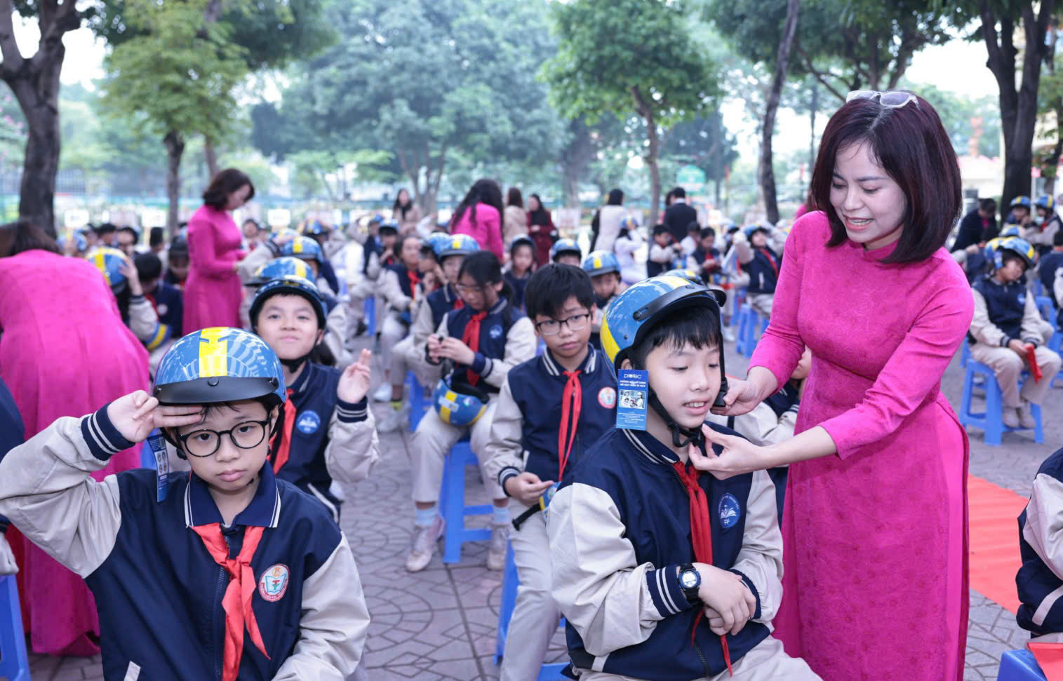 Thụy Điển trao 400 mũ bảo hiểm cho học sinh Hà Nội - Ảnh 5.