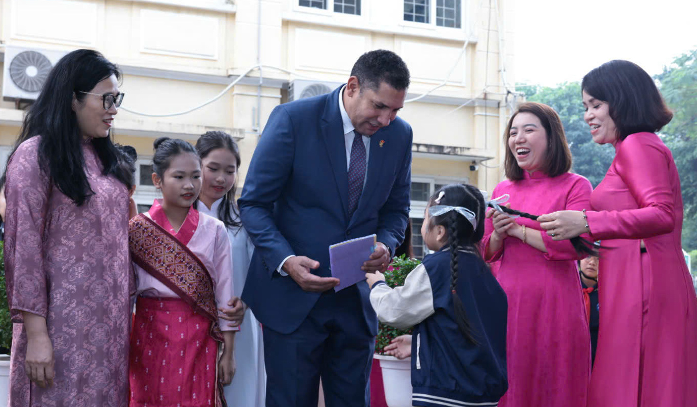 Thụy Điển trao 400 mũ bảo hiểm cho học sinh Hà Nội - Ảnh 6.