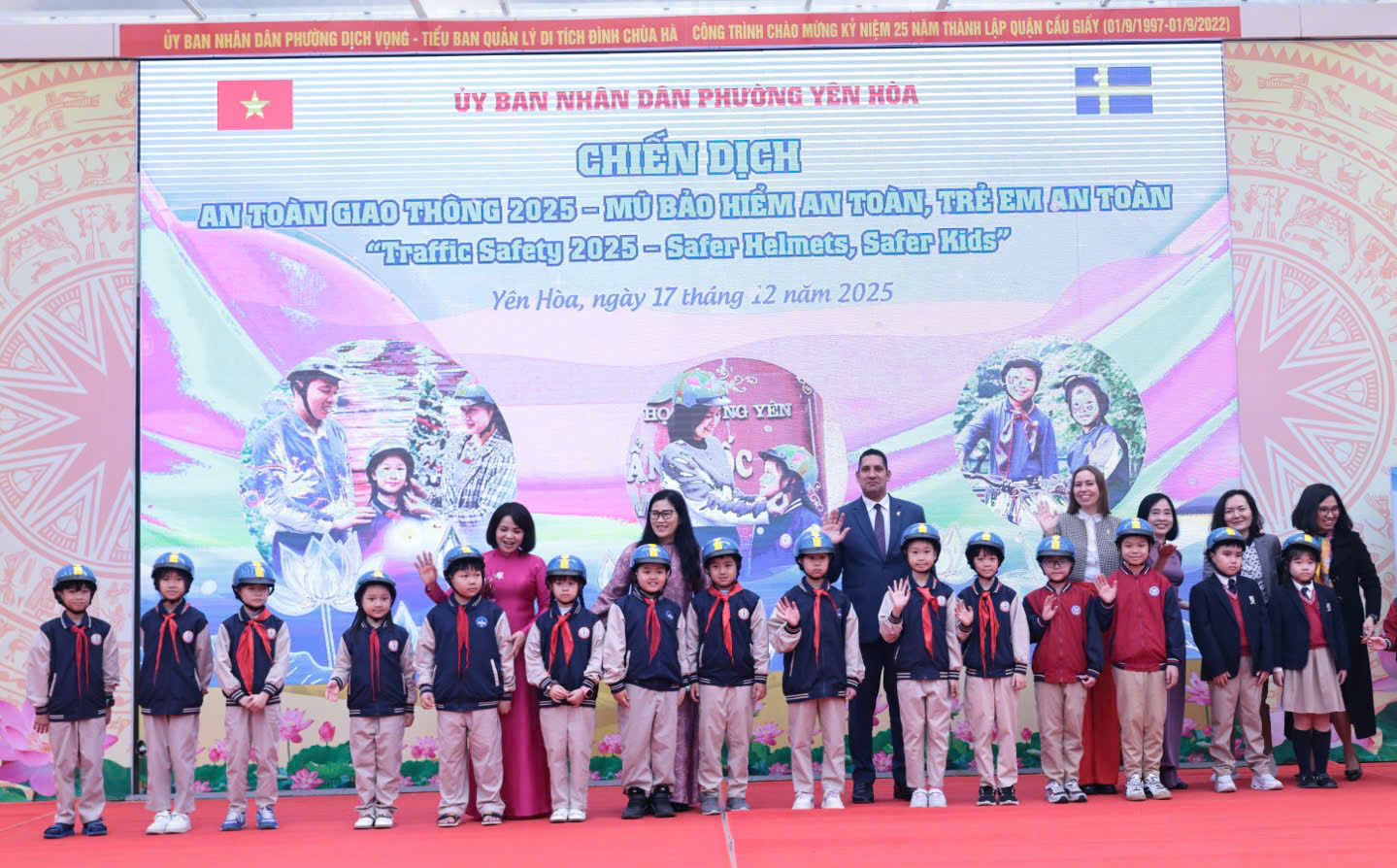 Thụy Điển trao 400 mũ bảo hiểm cho học sinh Hà Nội - Ảnh 7.