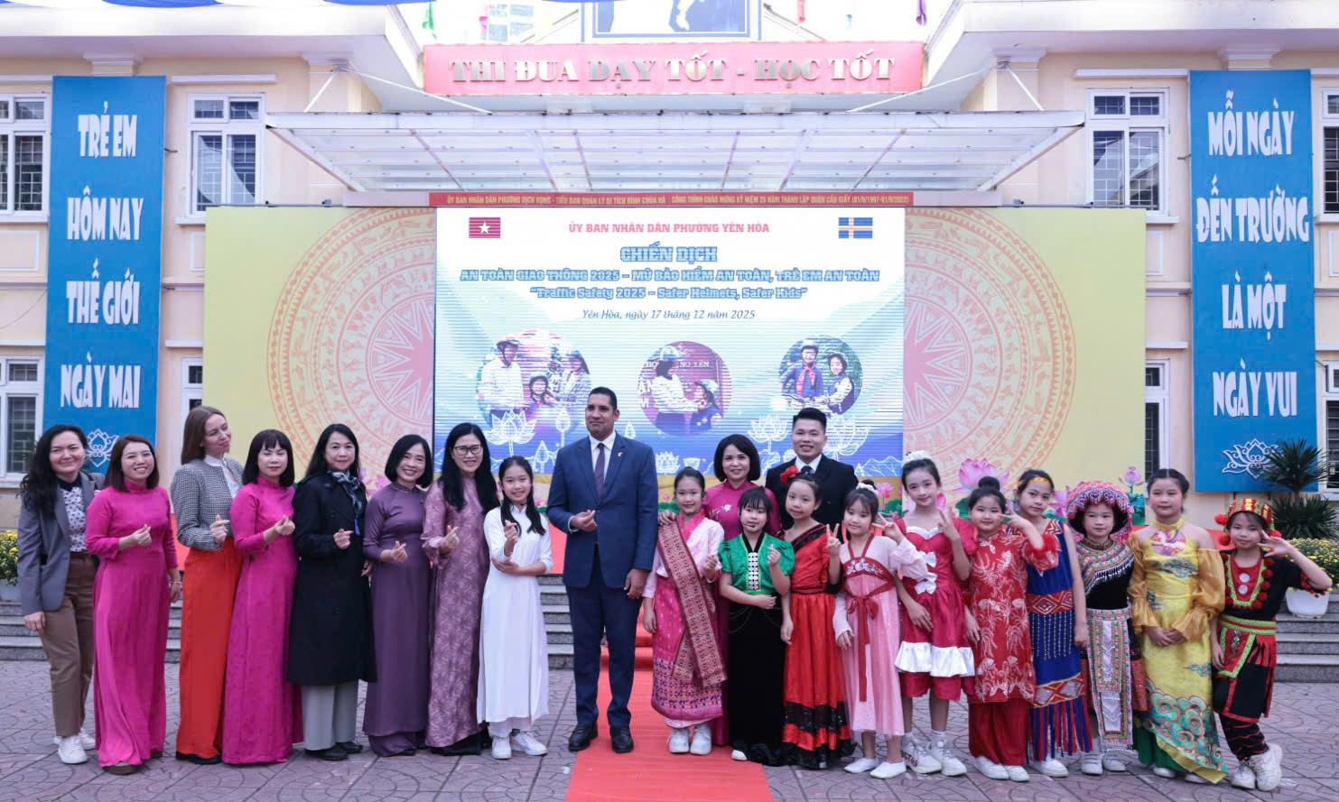 Thụy Điển trao 400 mũ bảo hiểm cho học sinh Hà Nội - Ảnh 9.