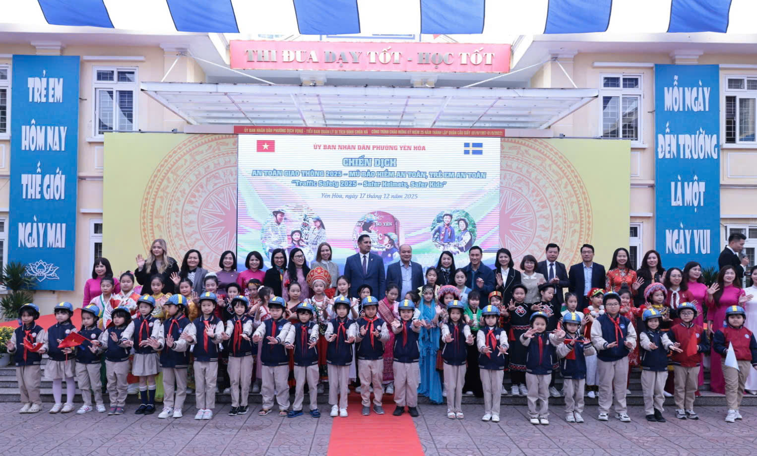 Thụy Điển trao 400 mũ bảo hiểm cho học sinh Hà Nội - Ảnh 8.