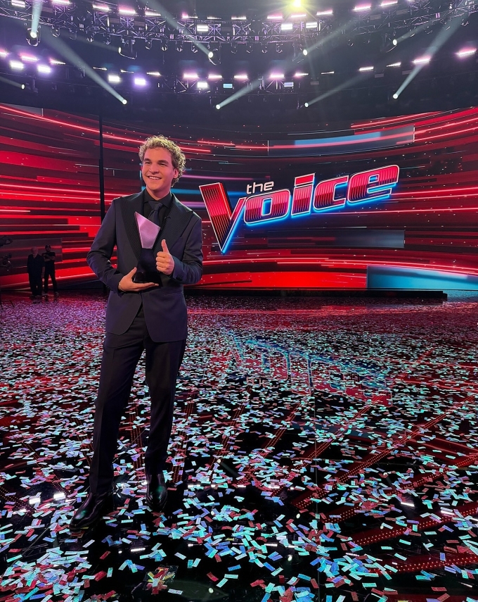 Aiden Ross bên chiếc cúp The Voice. Ảnh: Instagram/ Aiden Ross
