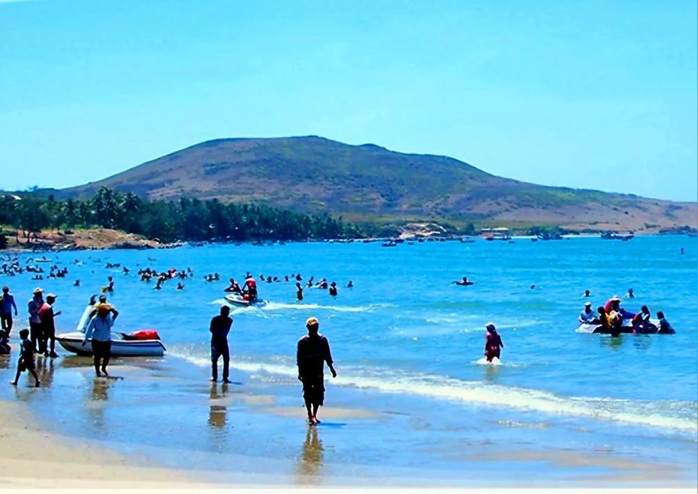 Hòn Rơm khi chưa bị "cạo trọc". Ảnh PN. Doi-hon-rom (1).jpg