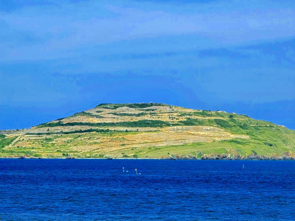 Hòn Rơm bị "cạo trọc" nham nhở. Ảnh PN. Doi-hon-rom (4).jpg