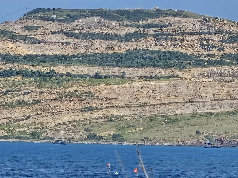 Cận cảnh Hòn Rơm bị cạo trọc. Ảnh PN. Doi-hon-rom (2).jpg