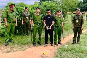 Dựng hiện trường vụ con rể dùng 2 khẩu súng bắn vào nhà cha vợ cướp tài sản