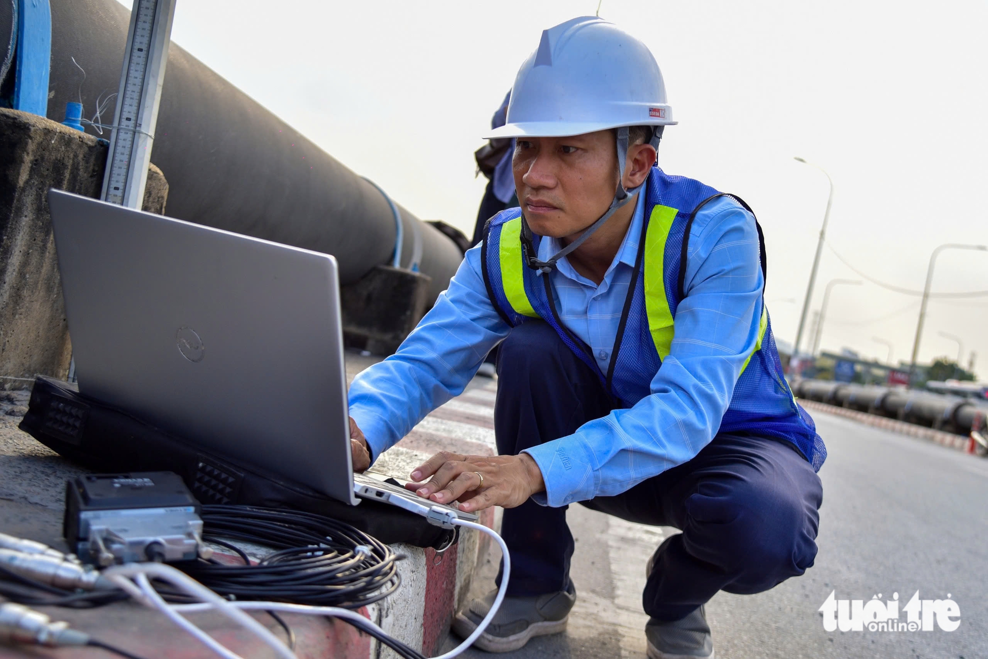 Xem cảnh 10 xe tải lớn 'thử sức' cầu Bình Phước 1 sau khi nâng cao thêm 2 Xem cảnh 10 xe tải lớn 'thử sức' cầu Bình Phước 1 sau khi nâng cao thêm - Ảnh 2.