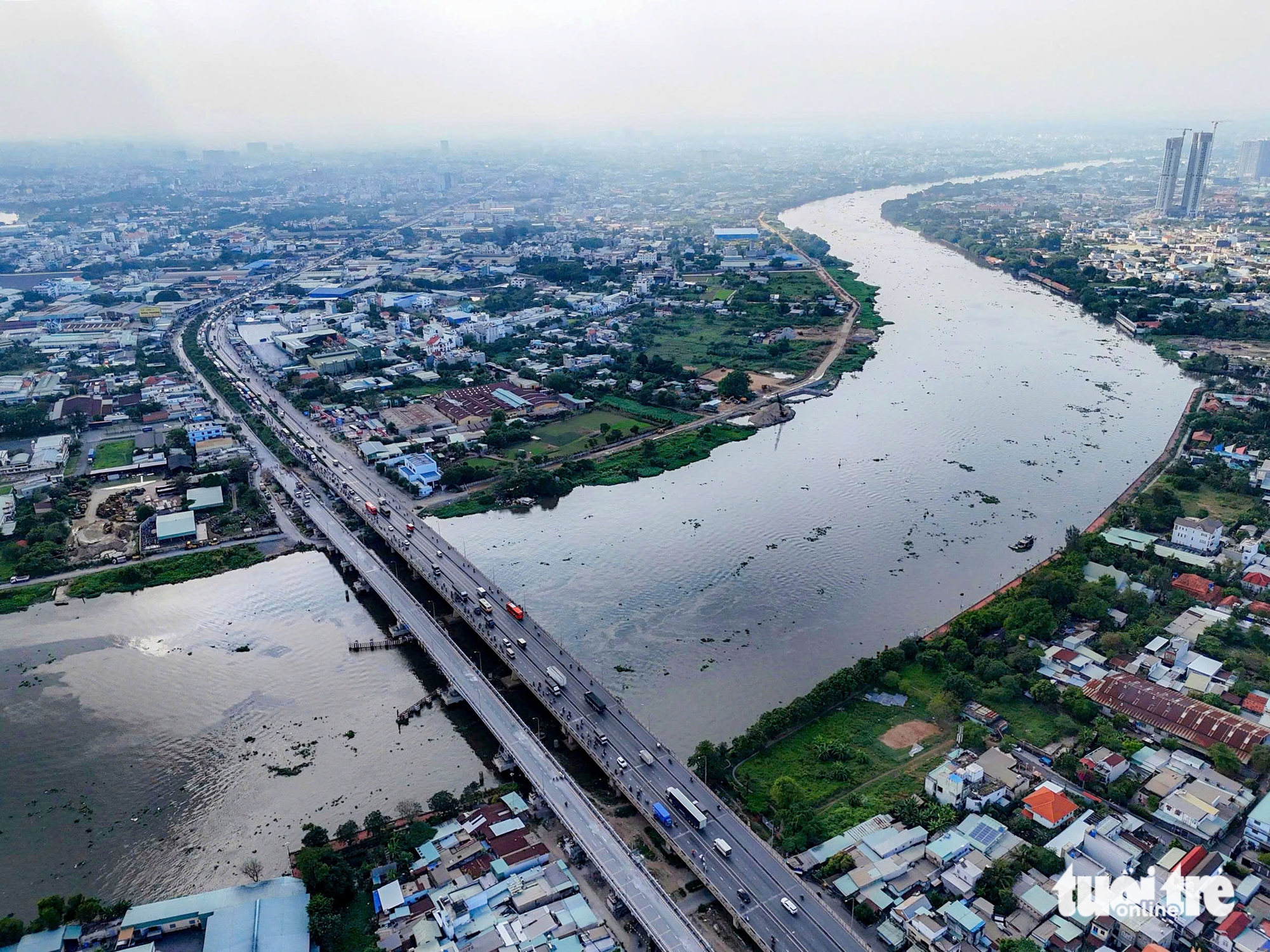 Xem cảnh 10 xe tải lớn 'thử sức' cầu Bình Phước 1 sau khi nâng cao thêm 3 cầu Bình Phước 1 - Ảnh 3.