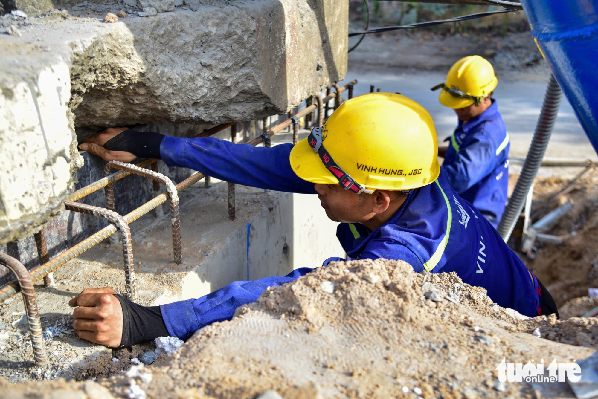 Xem cảnh 10 xe tải lớn 'thử sức' cầu Bình Phước 1 sau khi nâng cao thêm 4 cầu Bình Phước 1 - Ảnh 4.