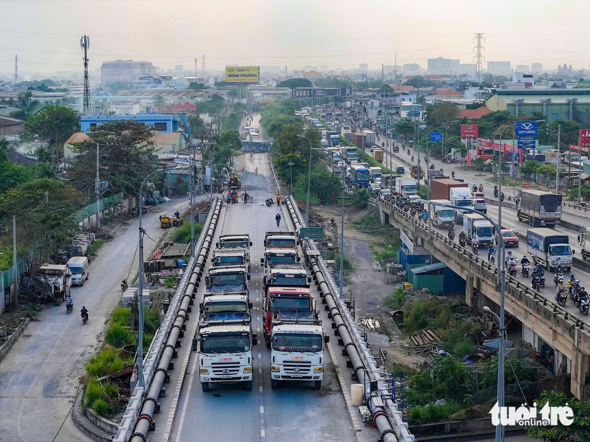 Xem cảnh 10 xe tải lớn 'thử sức' cầu Bình Phước 1 sau khi nâng cao thêm 5 Xem cảnh 10 xe tải lớn 'thử sức' cầu Bình Phước 1 sau khi nâng cao thêm - Ảnh 5.