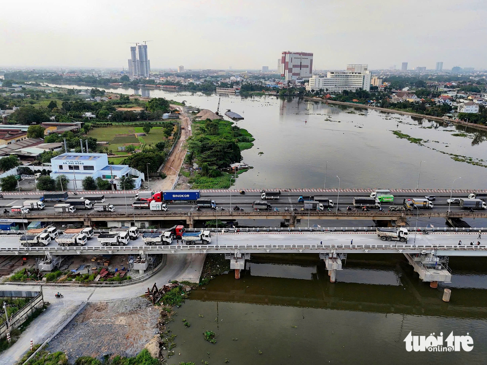 Xem cảnh 10 xe tải lớn 'thử sức' cầu Bình Phước 1 sau khi nâng cao thêm 6 cầu Bình Phước 1 - Ảnh 6.