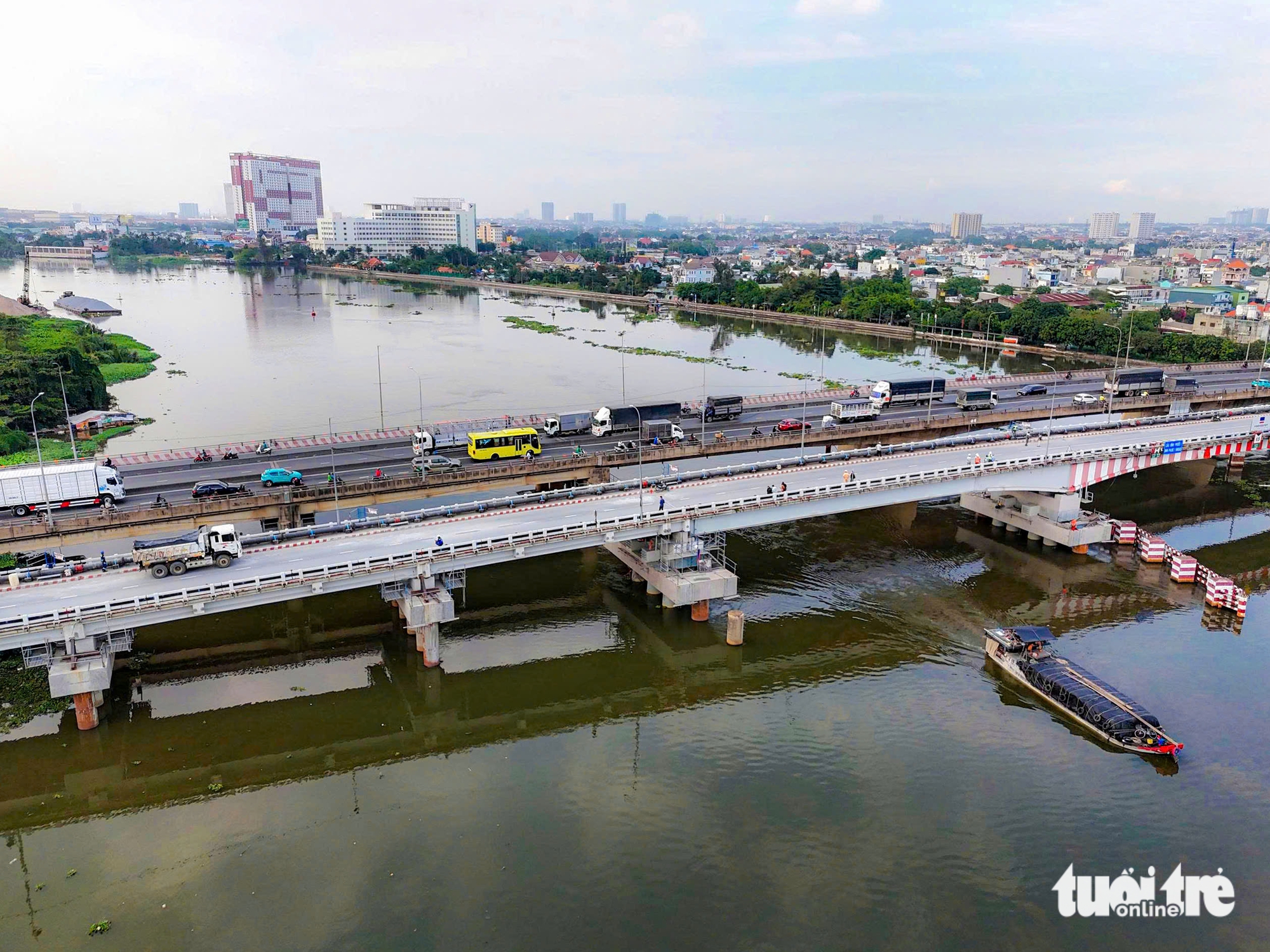 Xem cảnh 10 xe tải lớn 'thử sức' cầu Bình Phước 1 sau khi nâng cao thêm 8 cầu Bình Phước 1 - Ảnh 11.