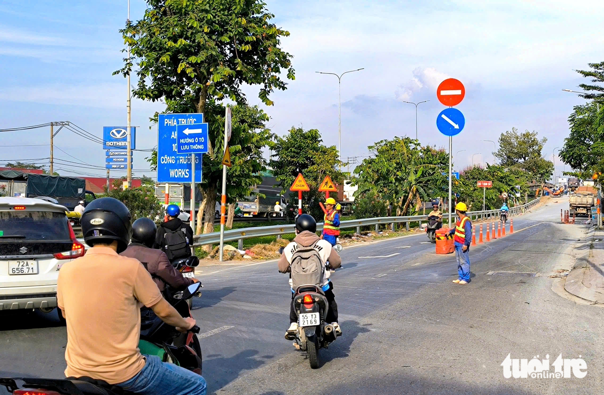 Xem cảnh 10 xe tải lớn 'thử sức' cầu Bình Phước 1 sau khi nâng cao thêm 9 Xem cảnh 10 xe tải lớn 'thử sức' cầu Bình Phước 1 sau khi nâng cao thêm - Ảnh 12.