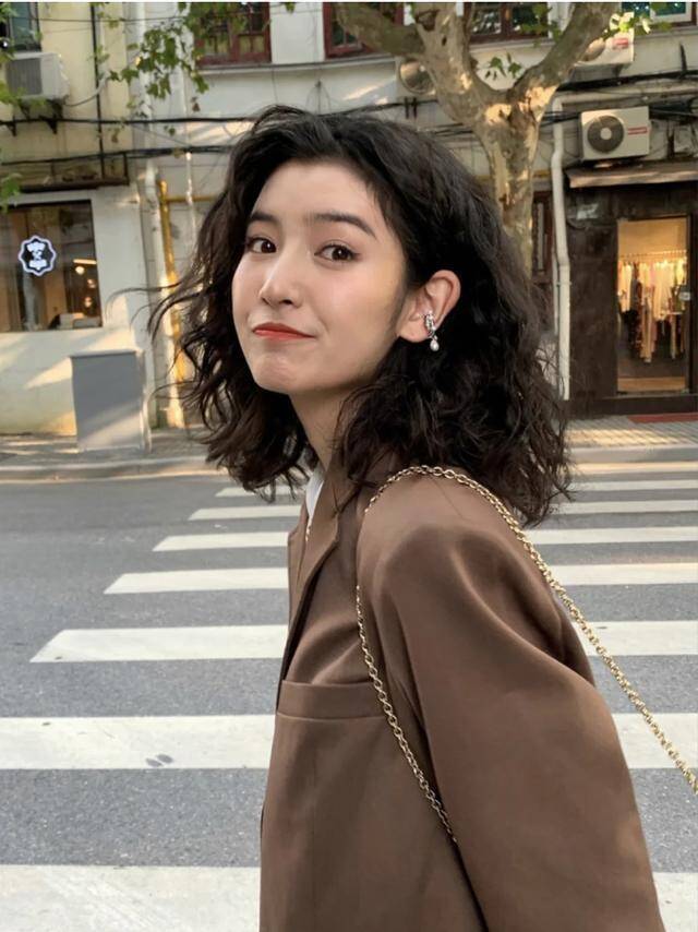 Cùng kiểu mặt sao người khác cắt mái thì trẻ còn bạn lại già? Cứ dựa vào điểm này sẽ tôn ngũ quan hài hòa - 4