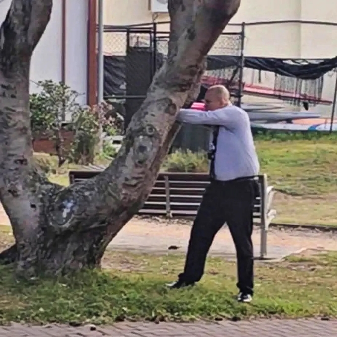 Cesar Barraza nấp sau thân cây cách hai nghi phạm vụ xả súng ở bãi biển Bondi khoảng 40 m. Ảnh: AFR