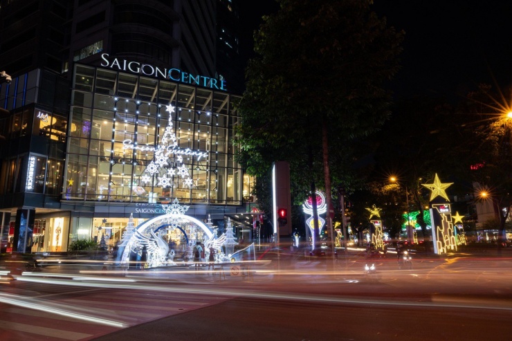 Không khí lễ hội tại Saigon Centre lại mang sắc thái nhẹ nhàng, lãng mạn hơn