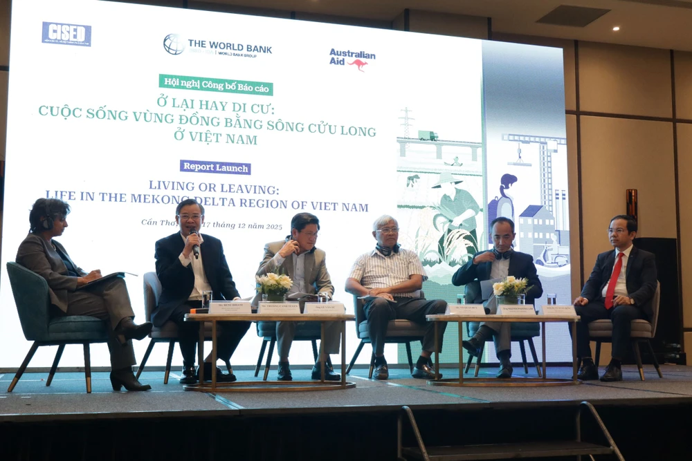 Ông Trương Cảnh Tuyên (thứ hai từ trái qua) đang chia sẻ ý kiến tại hội nghị. Ảnh: NHẪN NAM bao-cao-di-cu-hay-o-lai-dbscl-1.JPG