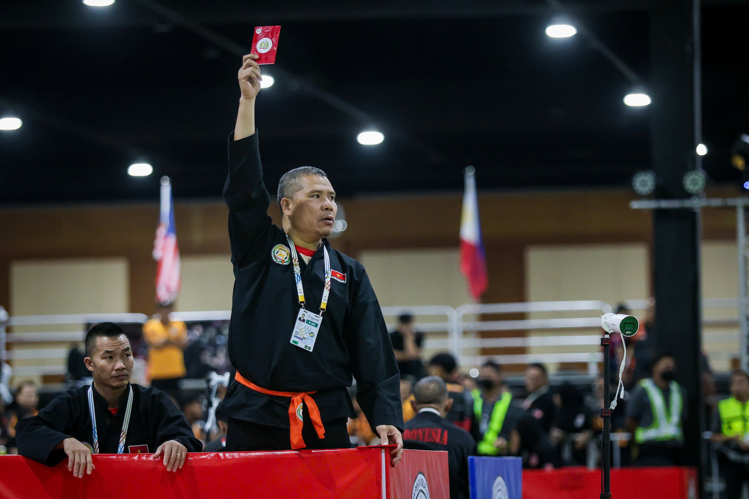 Trọng tài không chấm điểm cho võ sĩ Việt Nam, động thái nóng của BHL và cái kết…- Ảnh 3.