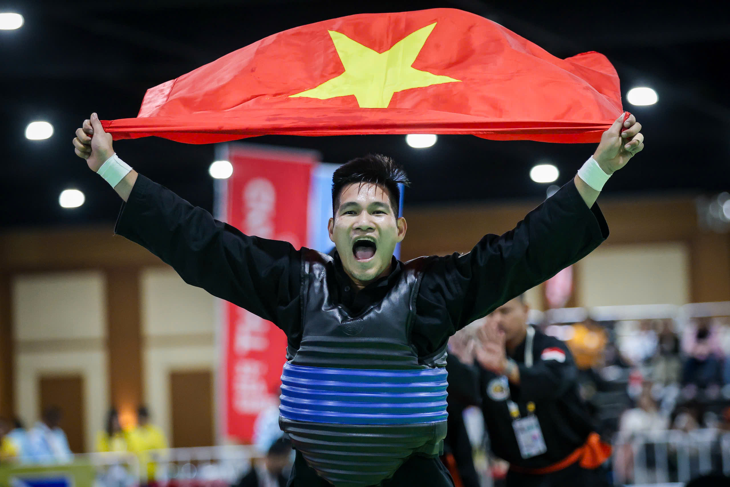 Trọng tài không chấm điểm cho võ sĩ Việt Nam, động thái nóng của BHL và cái kết…- Ảnh 6.