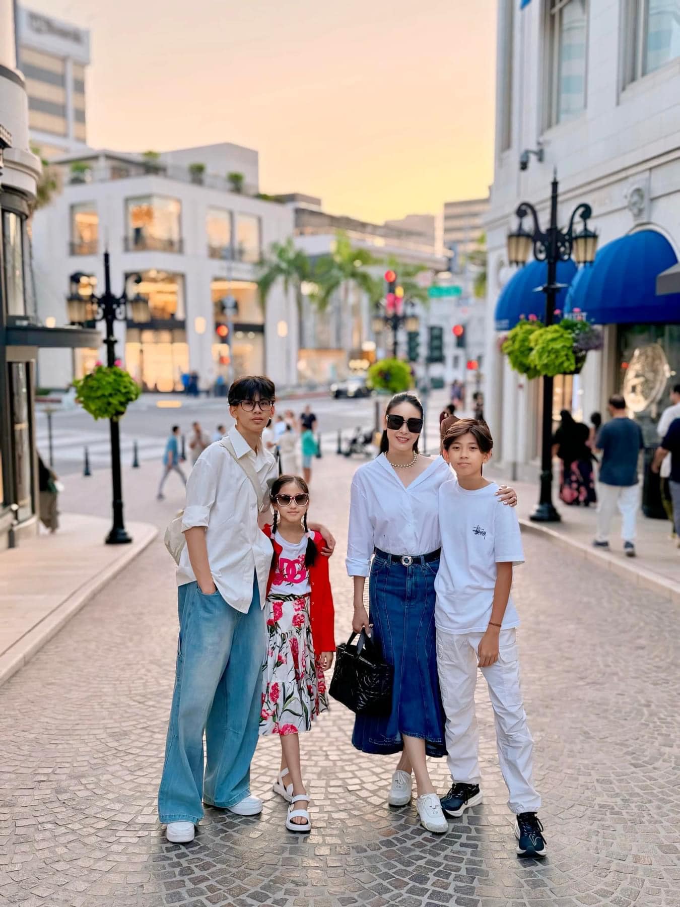 Ái nữ duy nhất nhà Hà Kiều Anh cao ngang vai mẹ, nhan sắc như "tiểu thư hào môn", mong nối nghiệp kinh doanh của gia đình 8 Hà Kiều Anh chi tiền khủng để đầu tư vào việc học của các con.