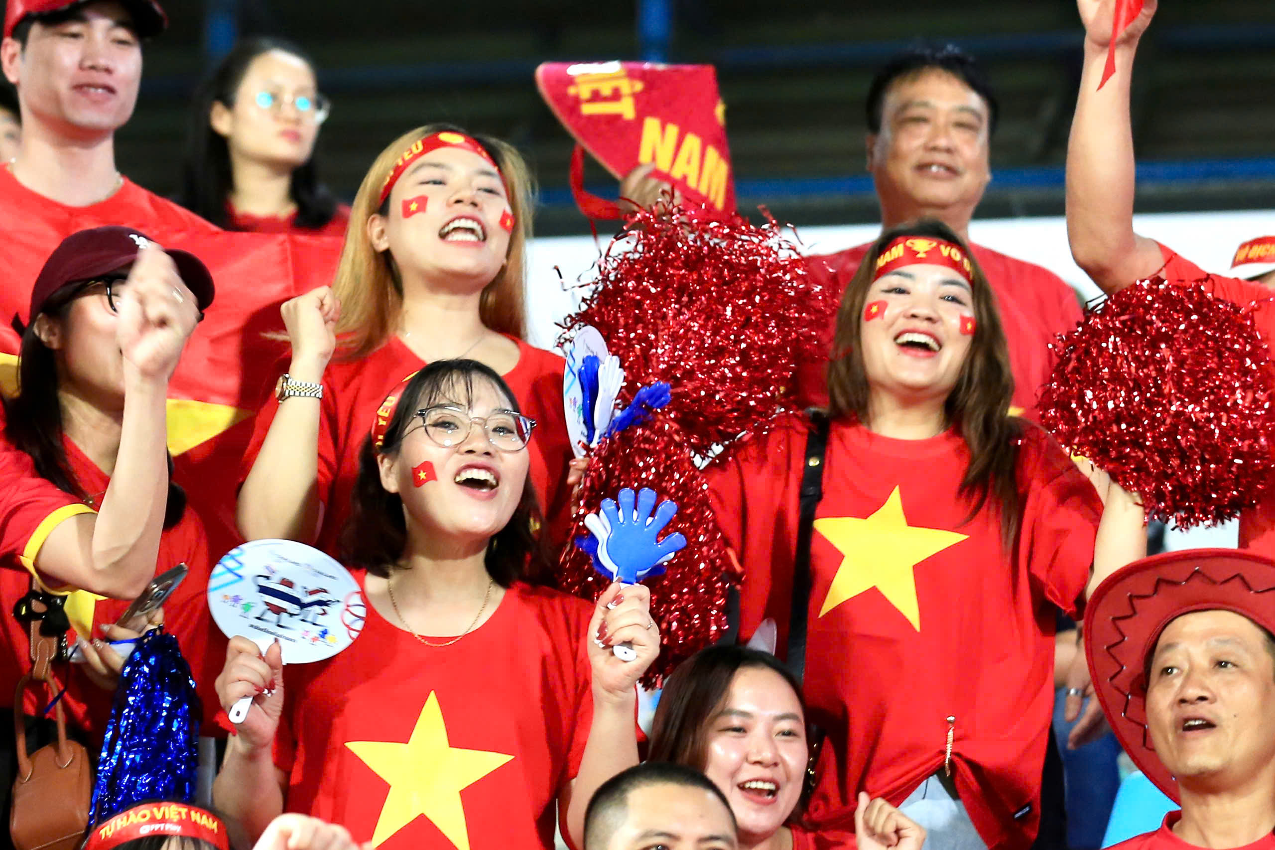 Tràn ngập cảm xúc CĐV Việt Nam: Mong đội tuyển nữ đăng quang một cách xứng đáng- Ảnh 3.