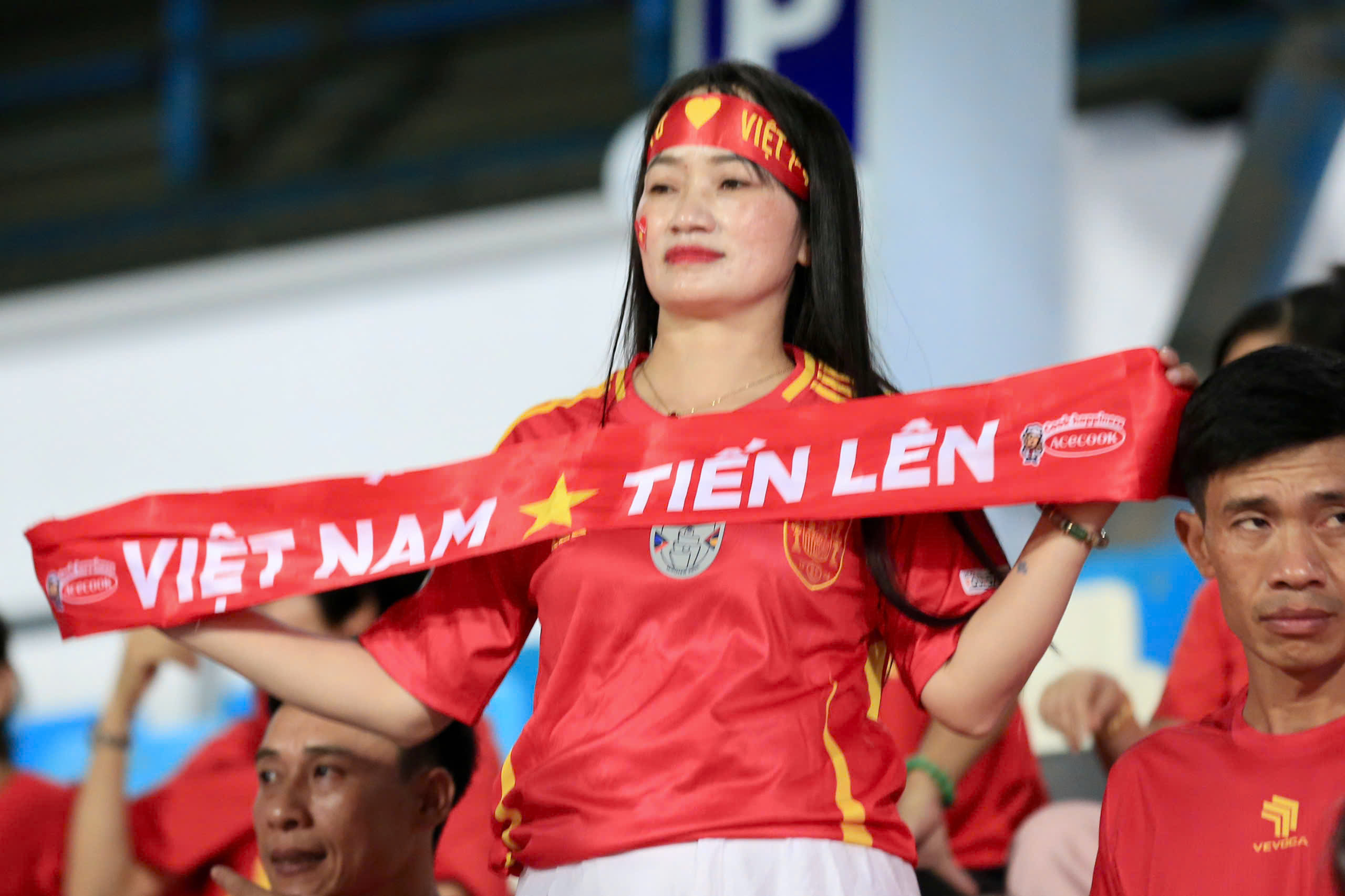 Tràn ngập cảm xúc CĐV Việt Nam: Mong đội tuyển nữ đăng quang một cách xứng đáng- Ảnh 5.