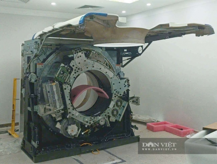 Cận cảnh dàn thiết bị, máy móc hơn 1.000 tỉ đồng trước ngày Bệnh viện Bạch Mai cơ sở 2 khánh thành 8 Cận cảnh máy chụp cộng từ đang được lắp đặt. Ảnh: Gia Khiêm