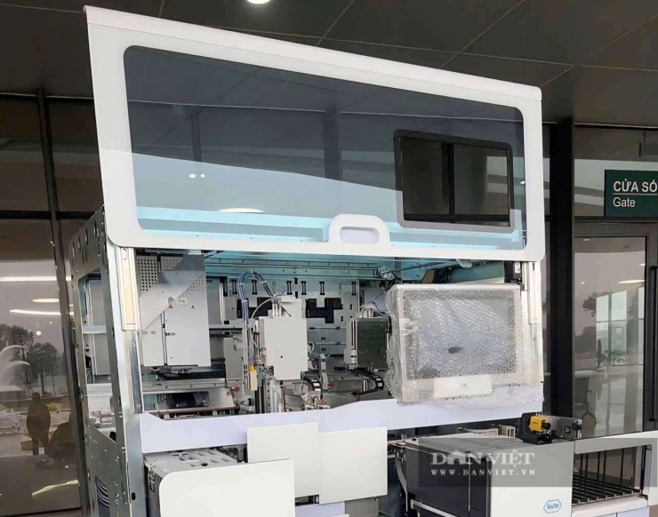 Cận cảnh dàn thiết bị, máy móc hơn 1.000 tỉ đồng trước ngày Bệnh viện Bạch Mai cơ sở 2 khánh thành 9 Công nhân đang nỗ lực hoàn thiện những công đoạn cuối cùng trước ngày khánh thành. Ảnh: Gia Khiêm