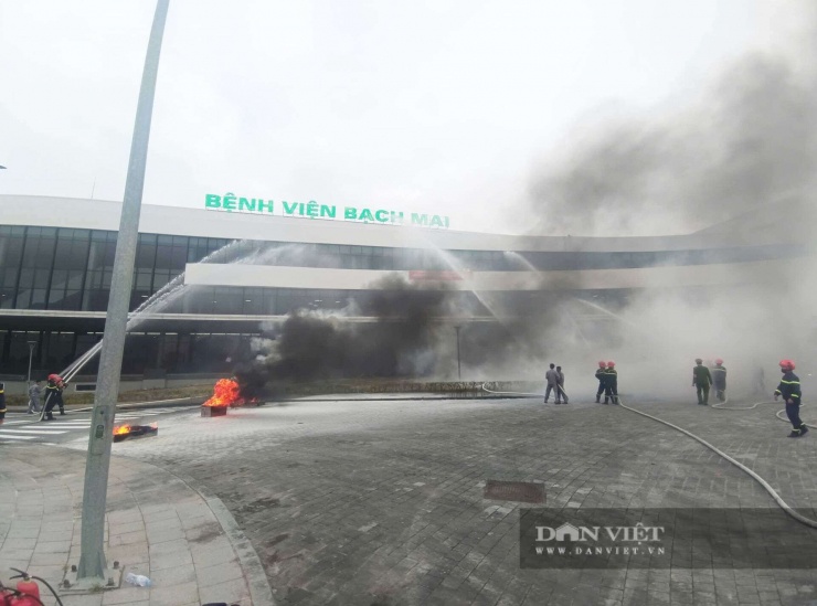 Cận cảnh dàn thiết bị, máy móc hơn 1.000 tỉ đồng trước ngày Bệnh viện Bạch Mai cơ sở 2 khánh thành 12 Trước đó, chiều 16/12, Phòng Cảnh sát PCCC và CNCH Công an tỉnh Ninh Bình đã phối hợp với Bệnh viện Bạch Mai cơ sở 2 tổ chức diễn tập PCCC và CNCH. Ảnh: Gia Khiêm