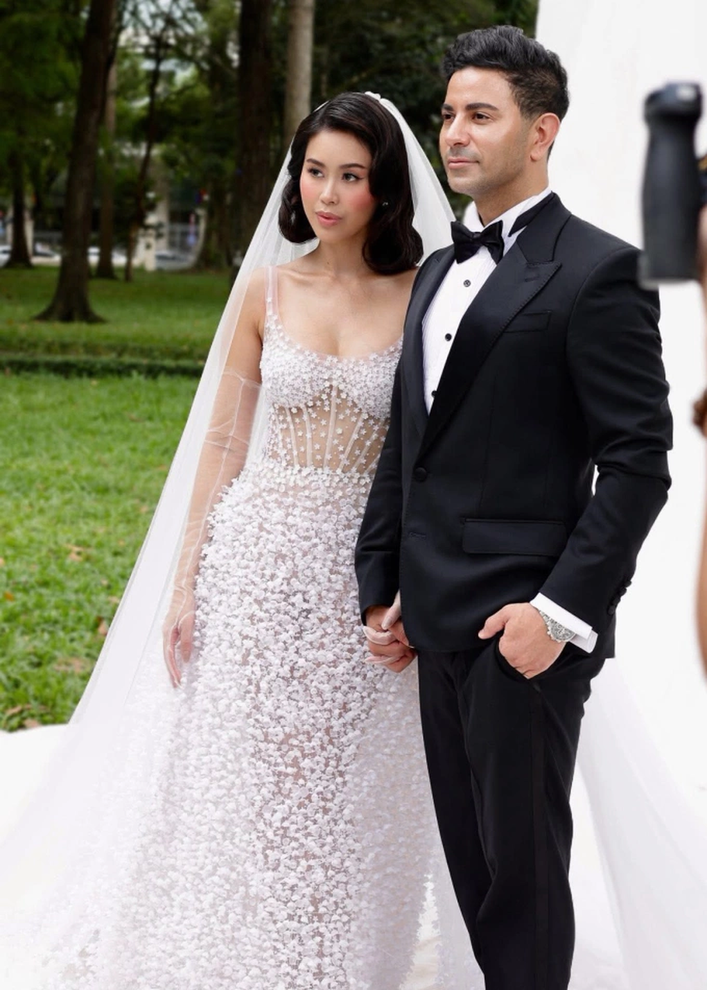 Ái nữ tỷ phú Johnathan Hạnh Nguyễn mặc váy cưới đính 15.000 hoa linh lan - 2